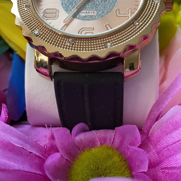 NEW*MEN black silicon gold two tone big face watch - Picture 5 of 6